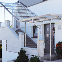 Verglaster Treppenaufgang. Unterkonstruktion aus gebürsteten Edelstahlprofilen. Verglasung ausgeführt von Glasbau Fuchs, Innsbruck