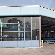 Auslieferungshalle Tiroler Tageszeitung. Vordachkonstruktion aufgeständert auf vier Stahlsäulen mit zwei Querträgern, Profil HEB sowie HEA 800 mm über eine Spannweite von 22 m.