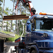 Der betriebseigene LKW mit Kran und Arbeitskorb für das Heben von schweren Lasten und Montagen aller Art.