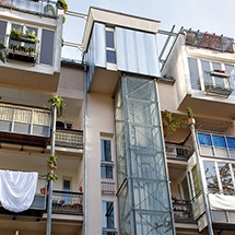 Aufzugsschächte aus verzinktem Stahl für mehrgeschoßige Wohnhäuser. Außenseite verglast. Architekt: DI Peter Linser, Innsbruck. 