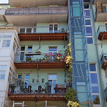 Aufzugsschächte aus verzinktem Stahl für mehrgeschoßige Wohnhäuser. Außenseite verglast. Architekt: DI Peter Linser, Innsbruck. 