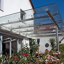 Unterkonstruktion für Dachverglasung, Nirostaprofile gebürstet mit Punkthalter für die Glasbefestigung. Verglasung ausgeführt: Glasbau Fuchs, Innsbruck.