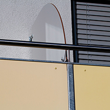 Balkongeländer mit MAX-Platten-Verkleidung im Landeskrankenhaus Natters. Architekt: DI Christoph Haller, Innsbruck. 
